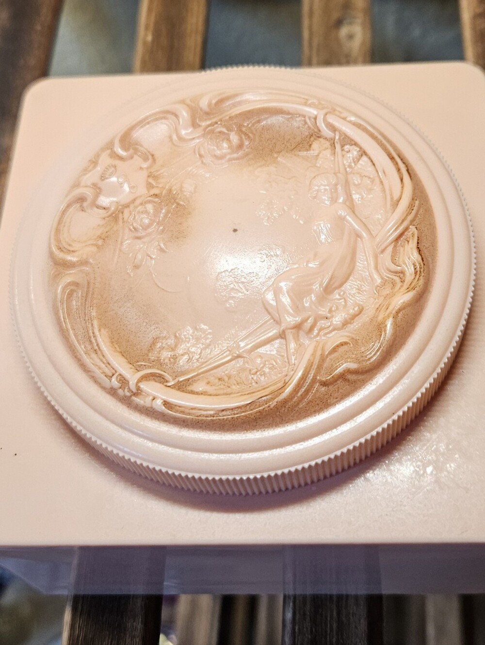 Evyan White Shoulders Dusting Powder Box